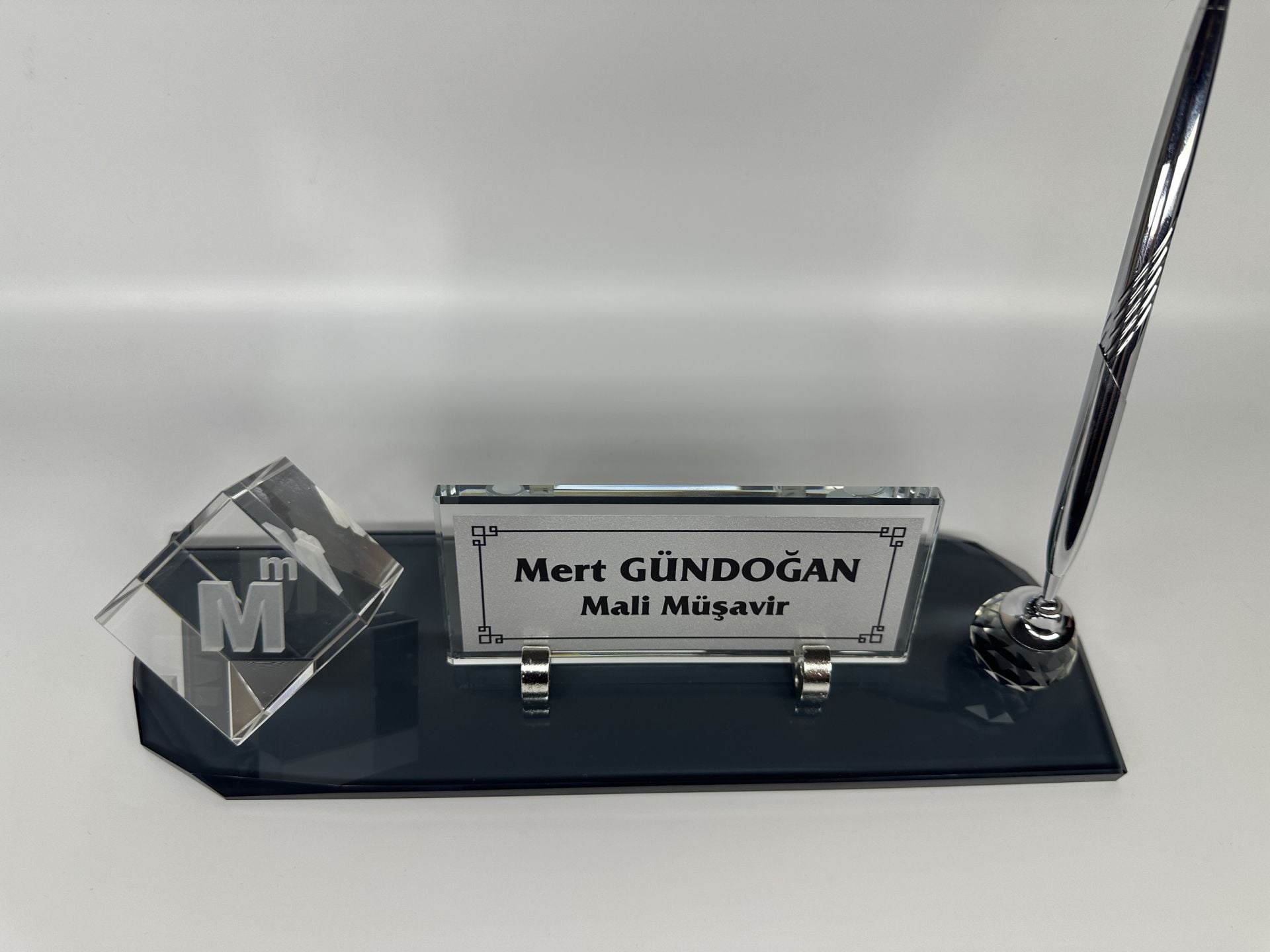 Mali Müşavir Küp Logolu Masa İsimliği Kalem Aksesuarlı Gümüş Renk