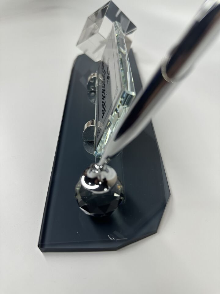 Masa İsimliği Doktor Mesleğine Özel Küp Logolu ve Gümüş Renk Kalem Aksesuarlı