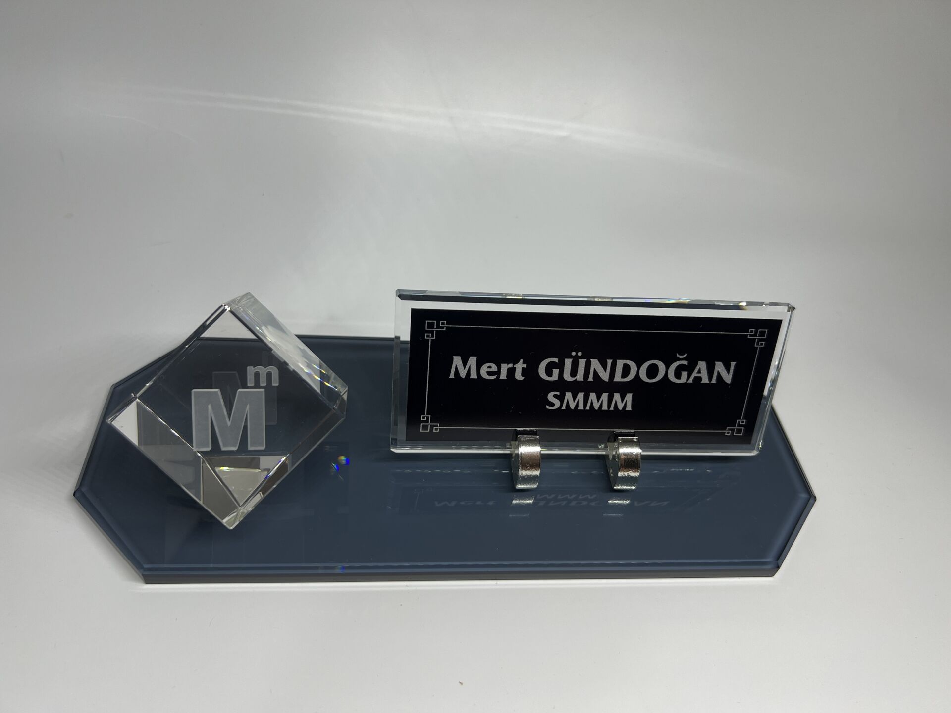 Füme Cam Masa İsimlik ve Cam İçi Mali Müşavirlik Logolu Küp Patlatma Siyah Zemin Gümüş Yazılı