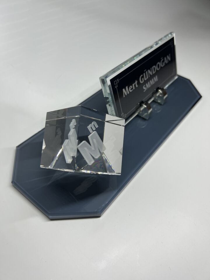 Füme Cam Masa İsimlik ve Cam İçi Mali Müşavirlik Logolu Küp Patlatma Siyah Zemin Gümüş Yazılı