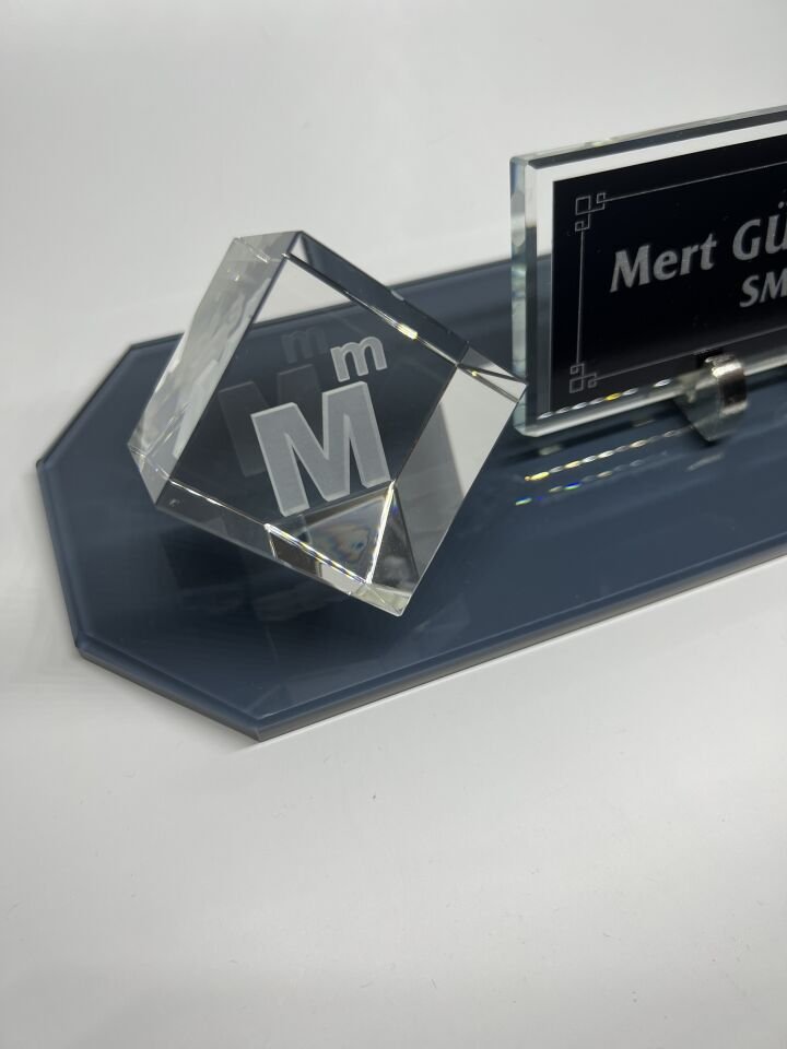 Füme Cam Masa İsimlik ve Cam İçi Mali Müşavirlik Logolu Küp Patlatma Siyah Zemin Gümüş Yazılı