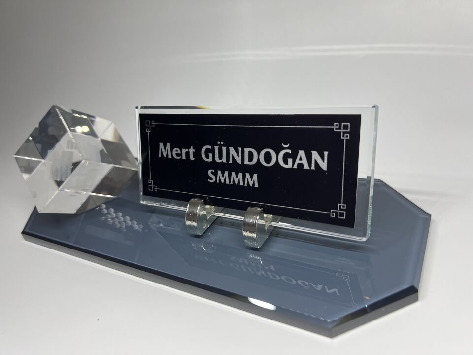 Füme Cam Masa İsimlik ve Cam İçi Mali Müşavirlik Logolu Küp Patlatma Siyah Zemin Gümüş Yazılı