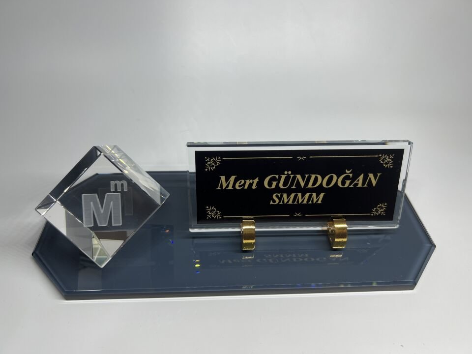 Füme Cam Masa İsimlik ve Cam İçi Mali Müşavirlik Logolu Küp Patlatma Siyah Zemin Altın Yazılı