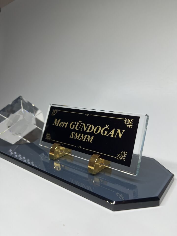 Füme Cam Masa İsimlik ve Cam İçi Mali Müşavirlik Logolu Küp Patlatma Siyah Zemin Altın Yazılı