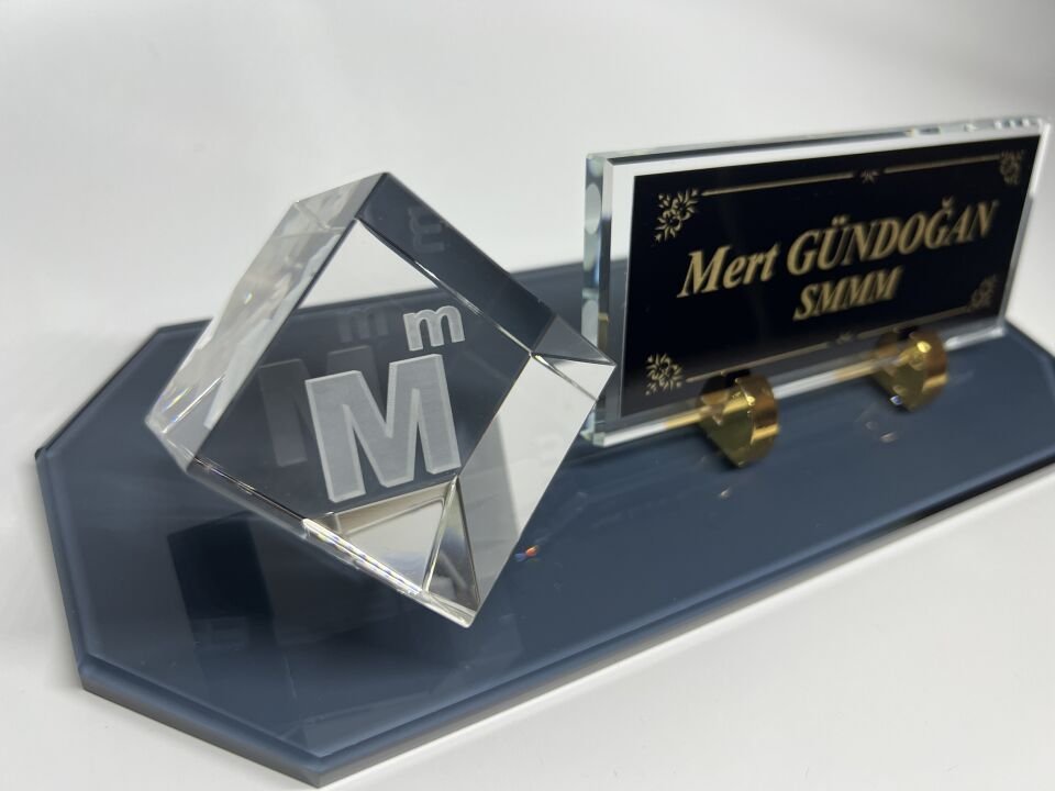 Füme Cam Masa İsimlik ve Cam İçi Mali Müşavirlik Logolu Küp Patlatma Siyah Zemin Altın Yazılı