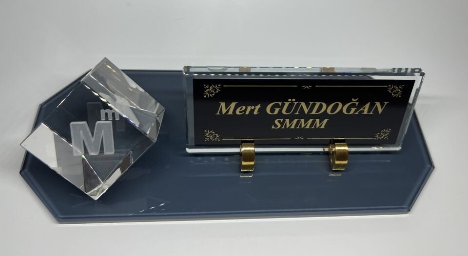 Füme Cam Masa İsimlik ve Cam İçi Mali Müşavirlik Logolu Küp Patlatma Siyah Zemin Altın Yazılı