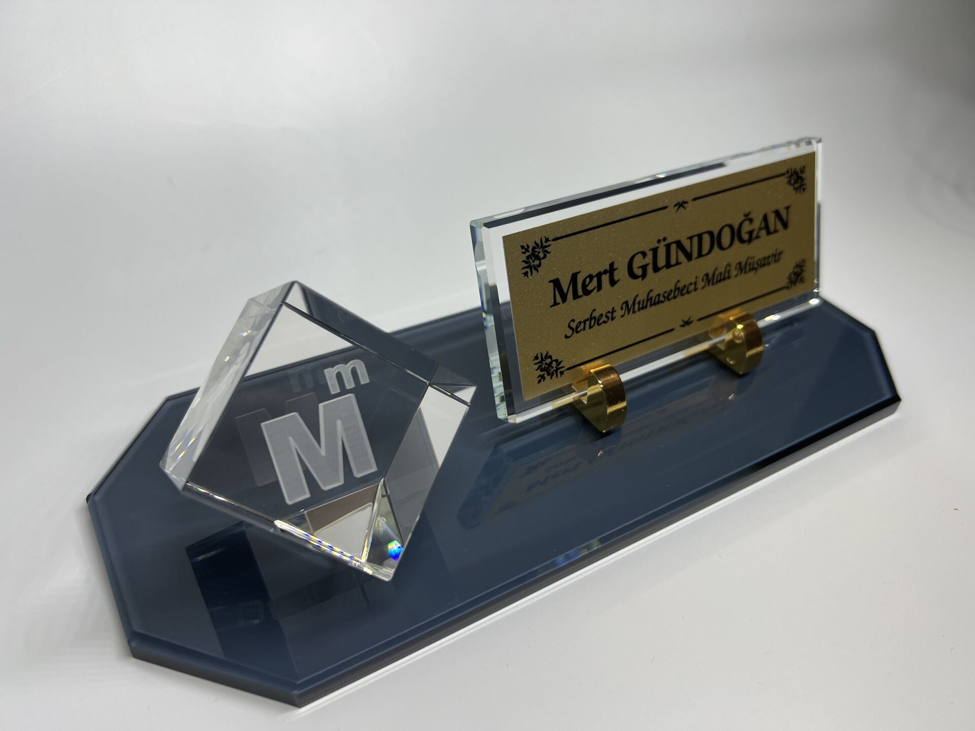 Füme Cam Masa İsimlik ve Cam İçi Mali Müşavirlik Logolu Küp Patlatma Altın Zemin Siyah Yazılı