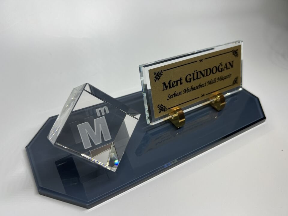 Füme Cam Masa İsimlik ve Cam İçi Mali Müşavirlik Logolu Küp Patlatma Altın Zemin Siyah Yazılı