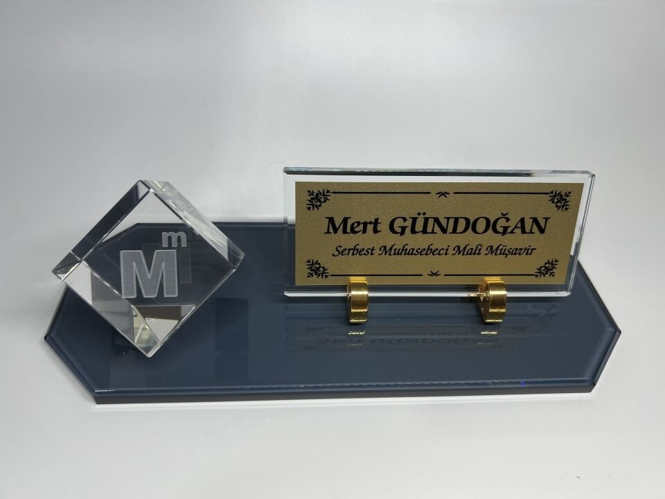 Füme Cam Masa İsimlik ve Cam İçi Mali Müşavirlik Logolu Küp Patlatma Altın Zemin Siyah Yazılı
