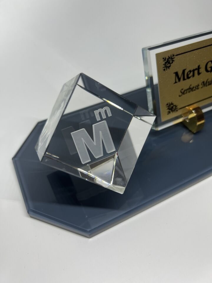 Füme Cam Masa İsimlik ve Cam İçi Mali Müşavirlik Logolu Küp Patlatma Altın Zemin Siyah Yazılı