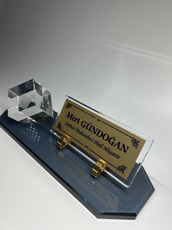 Füme Cam Masa İsimlik ve Cam İçi Mali Müşavirlik Logolu Küp Patlatma Altın Zemin Siyah Yazılı