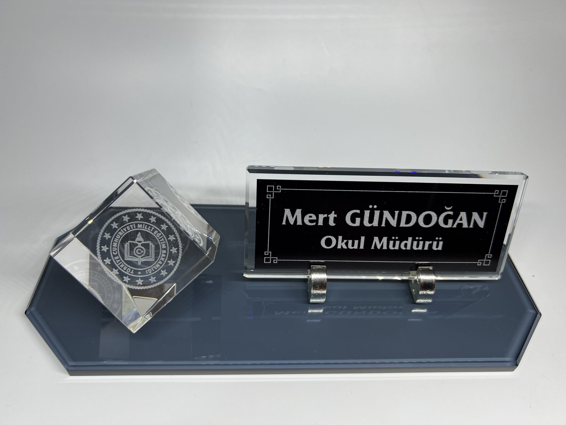 Cam İçine Milli Eğitim Logolu Baskılı Küp Patlatma ve Füme Cam Masa İsimliği Siyah Zemin Gümüş Yazılı