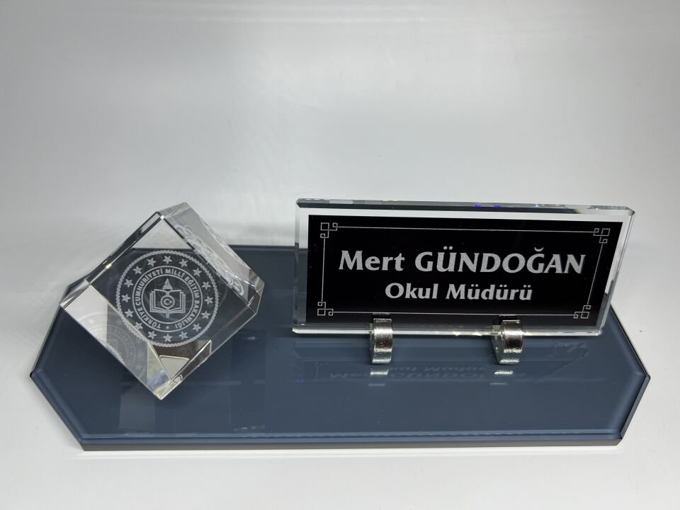 Cam İçine Milli Eğitim Logolu Baskılı Küp Patlatma ve Füme Cam Masa İsimliği Siyah Zemin Gümüş Yazılı