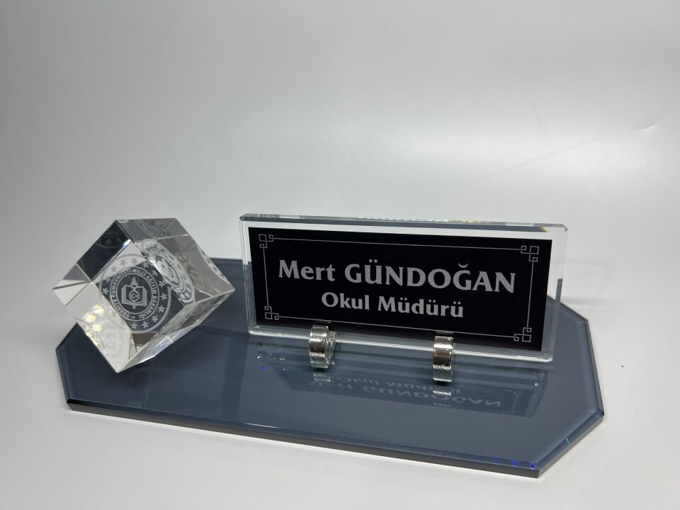 Cam İçine Milli Eğitim Logolu Baskılı Küp Patlatma ve Füme Cam Masa İsimliği Siyah Zemin Gümüş Yazılı
