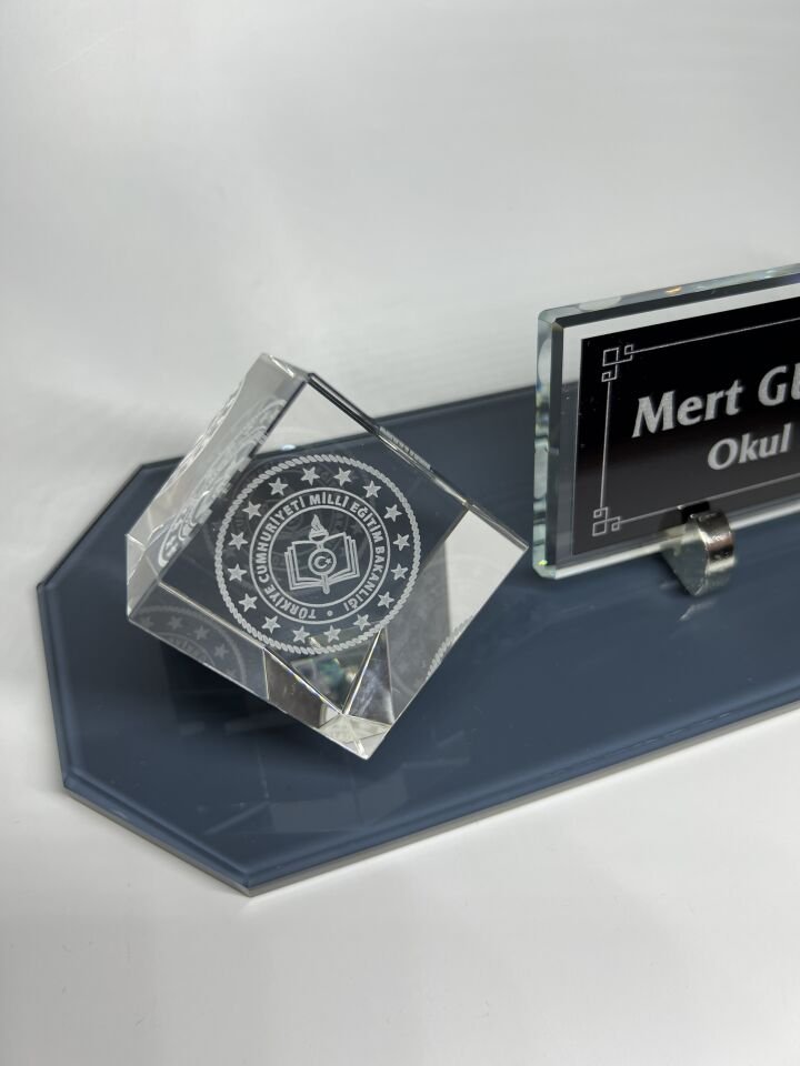 Cam İçine Milli Eğitim Logolu Baskılı Küp Patlatma ve Füme Cam Masa İsimliği Siyah Zemin Gümüş Yazılı