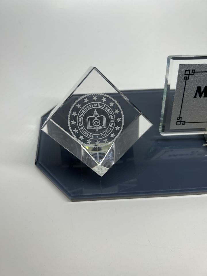 Cam İçine Milli Eğitim Logolu Baskılı Küp Patlatma ve Füme Cam Masa İsimliği Gümüş Zemin Siyah Yazı