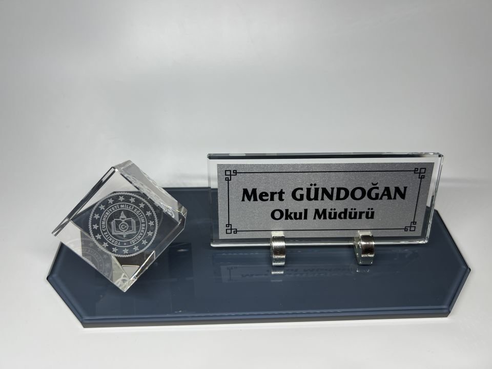 Cam İçine Milli Eğitim Logolu Baskılı Küp Patlatma ve Füme Cam Masa İsimliği Gümüş Zemin Siyah Yazı