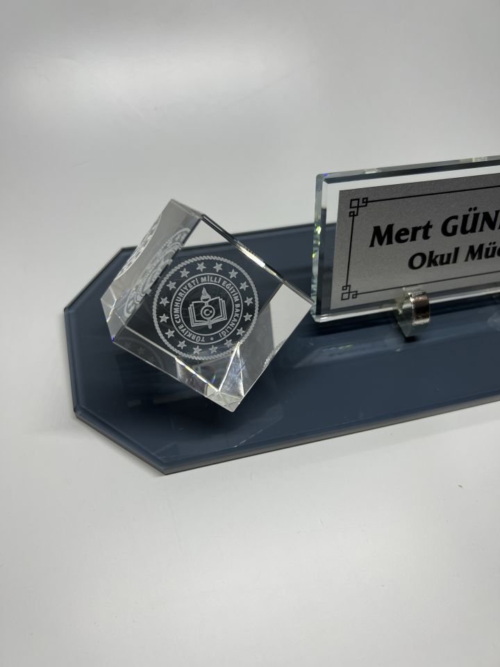 Cam İçine Milli Eğitim Logolu Baskılı Küp Patlatma ve Füme Cam Masa İsimliği Gümüş Zemin Siyah Yazı