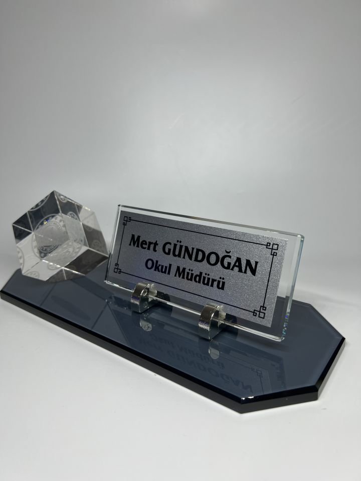 Cam İçine Milli Eğitim Logolu Baskılı Küp Patlatma ve Füme Cam Masa İsimliği Gümüş Zemin Siyah Yazı