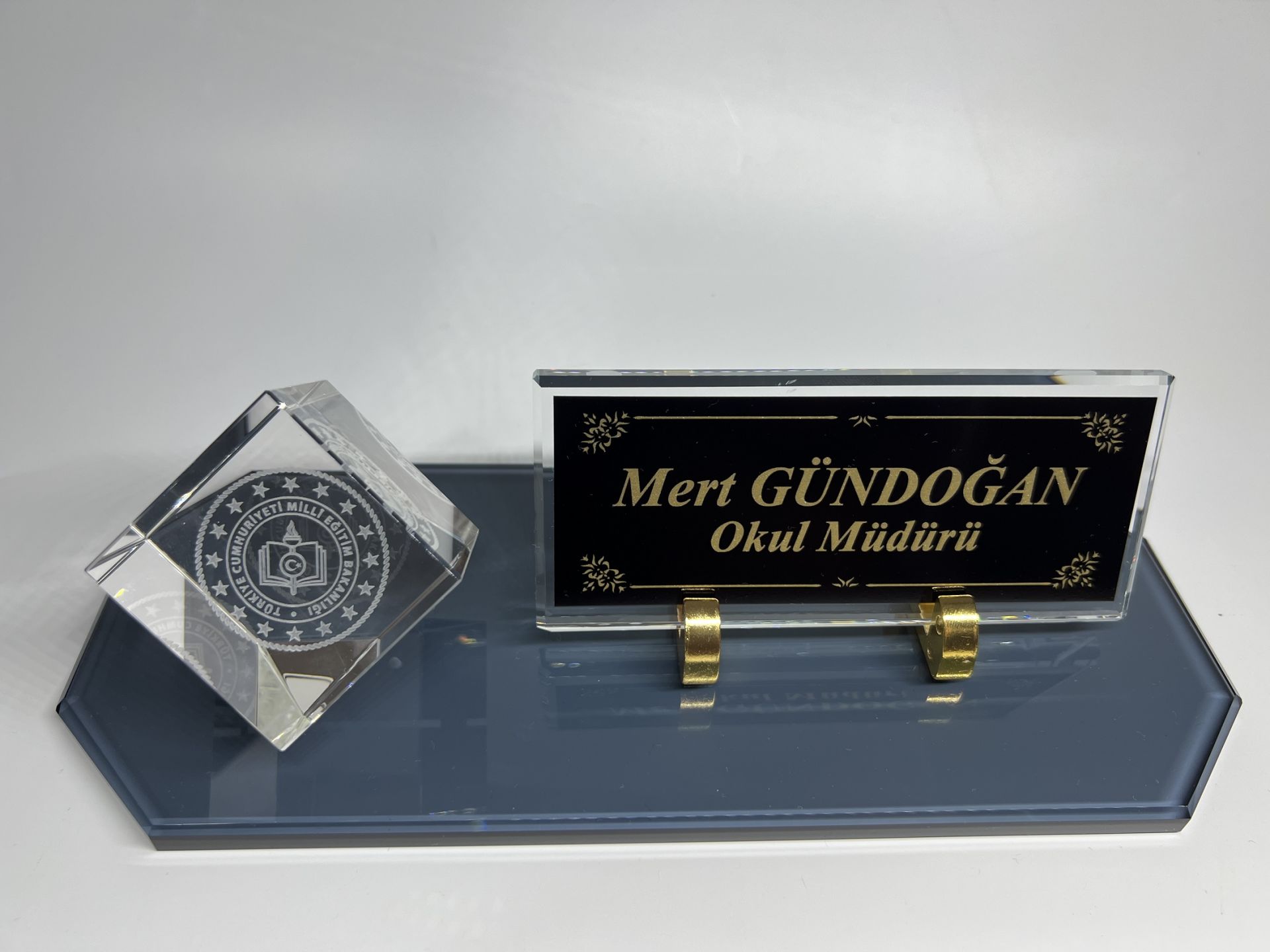 Cam İçine Milli Eğitim Logolu Baskılı Küp Patlatma ve Füme Cam Masa İsimliği Siyah Zemin Altın Yazı