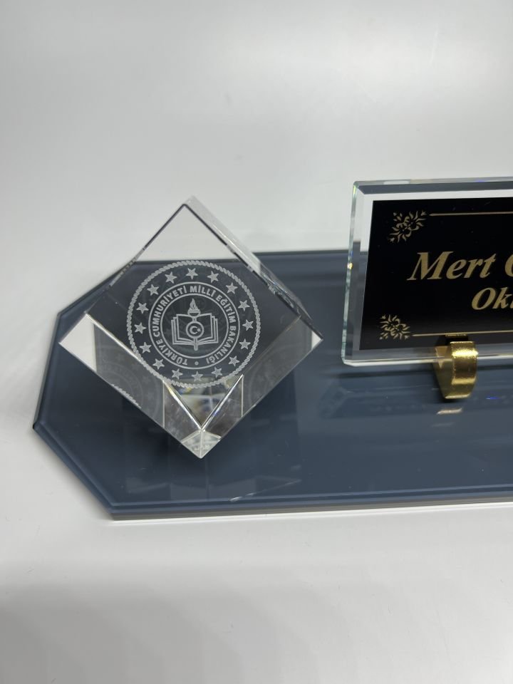 Cam İçine Milli Eğitim Logolu Baskılı Küp Patlatma ve Füme Cam Masa İsimliği Siyah Zemin Altın Yazı