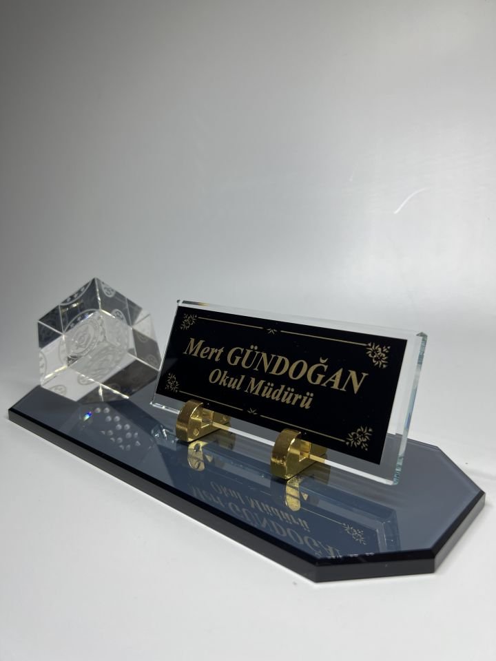 Cam İçine Milli Eğitim Logolu Baskılı Küp Patlatma ve Füme Cam Masa İsimliği Siyah Zemin Altın Yazı