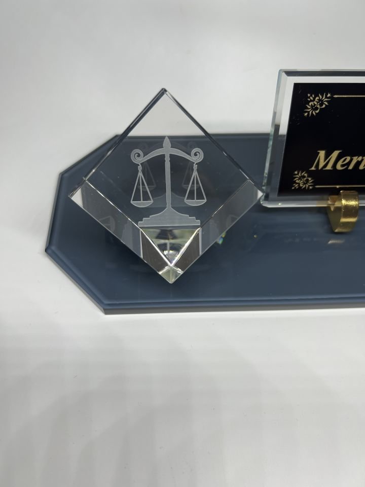 Avukat Savcı Hakimlere Özgü Küp Patlatma Logo ve Füme Cam Masa İsimlik Siyah Zemin Siyah Zemin Altın Yazılı