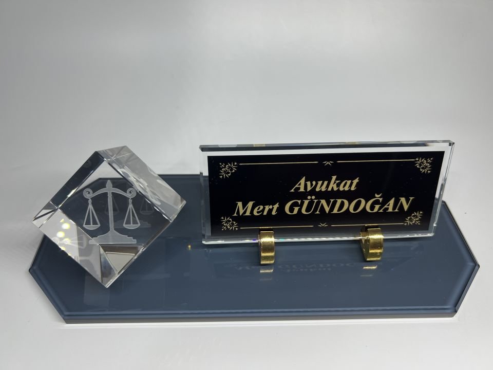 Avukat Savcı Hakimlere Özgü Küp Patlatma Logo ve Füme Cam Masa İsimlik Siyah Zemin Siyah Zemin Altın Yazılı