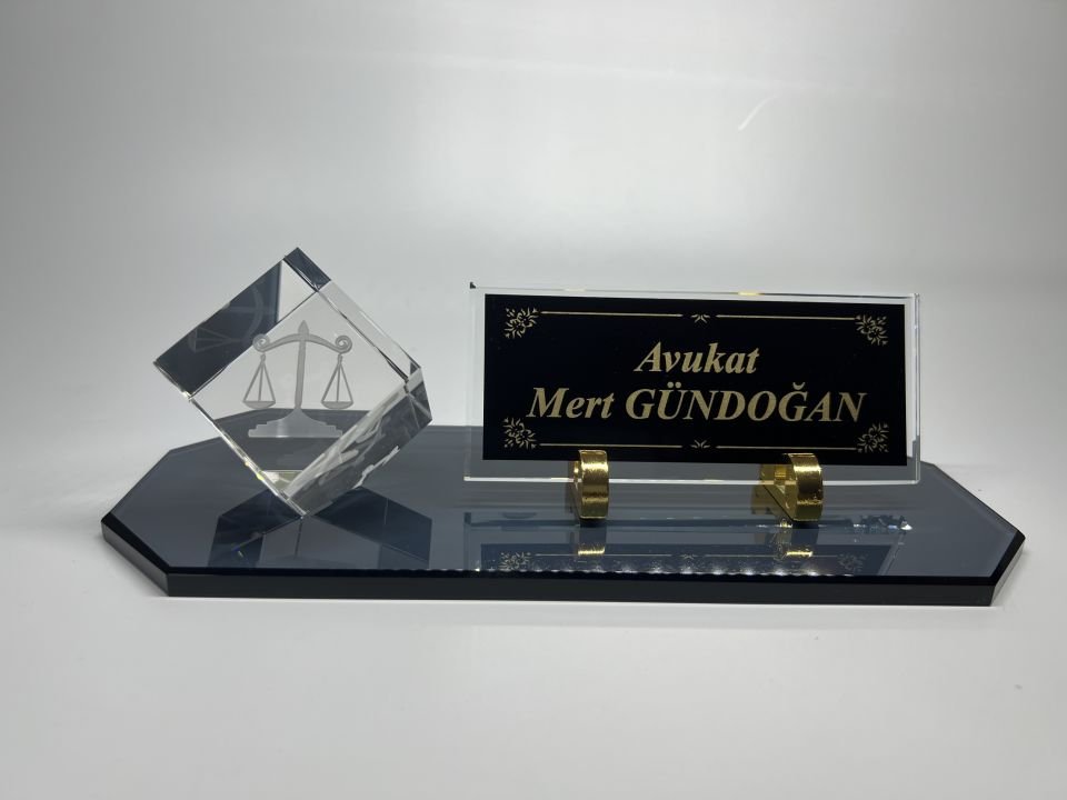Avukat Savcı Hakimlere Özgü Küp Patlatma Logo ve Füme Cam Masa İsimlik Siyah Zemin Siyah Zemin Altın Yazılı