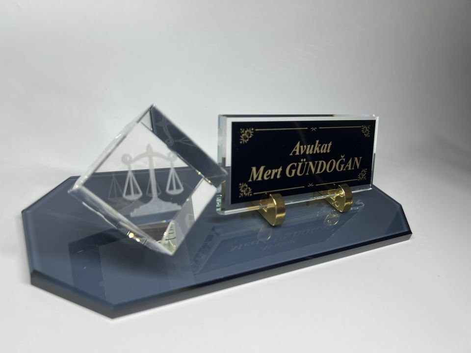 Avukat Savcı Hakimlere Özgü Küp Patlatma Logo ve Füme Cam Masa İsimlik Siyah Zemin Siyah Zemin Altın Yazılı