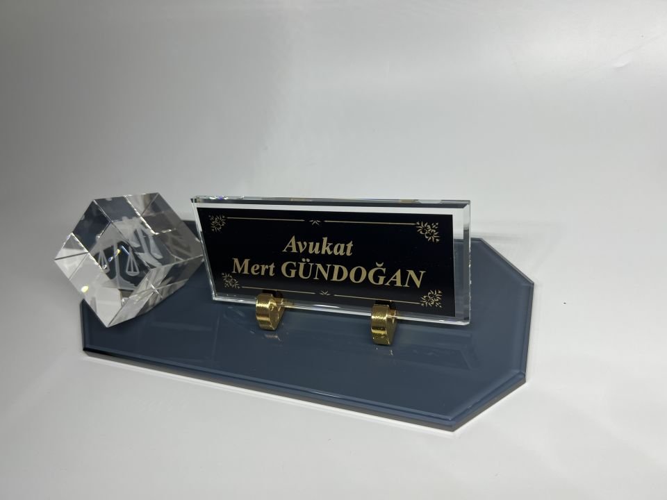 Avukat Savcı Hakimlere Özgü Küp Patlatma Logo ve Füme Cam Masa İsimlik Siyah Zemin Siyah Zemin Altın Yazılı