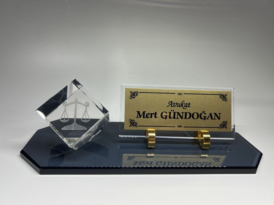 Avukat Savcı Hakimlere Özgü Küp Patlatma Logo ve Füme Cam Masa İsimlik Siyah Zemin Altın Zemin Siyah Yazılı