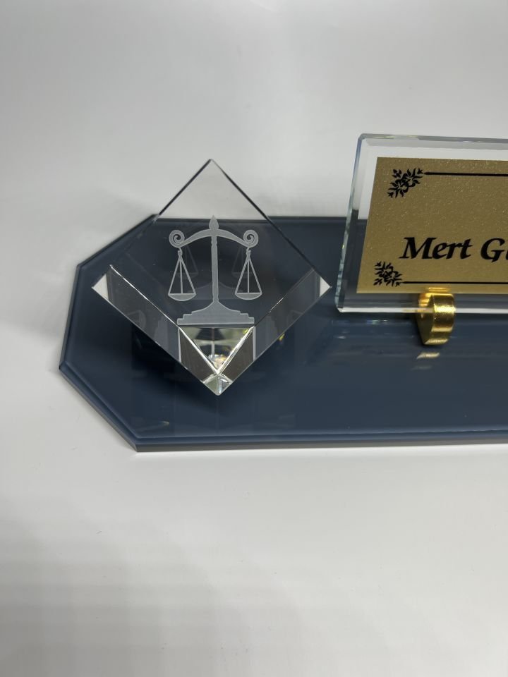 Avukat Savcı Hakimlere Özgü Küp Patlatma Logo ve Füme Cam Masa İsimlik Siyah Zemin Altın Zemin Siyah Yazılı