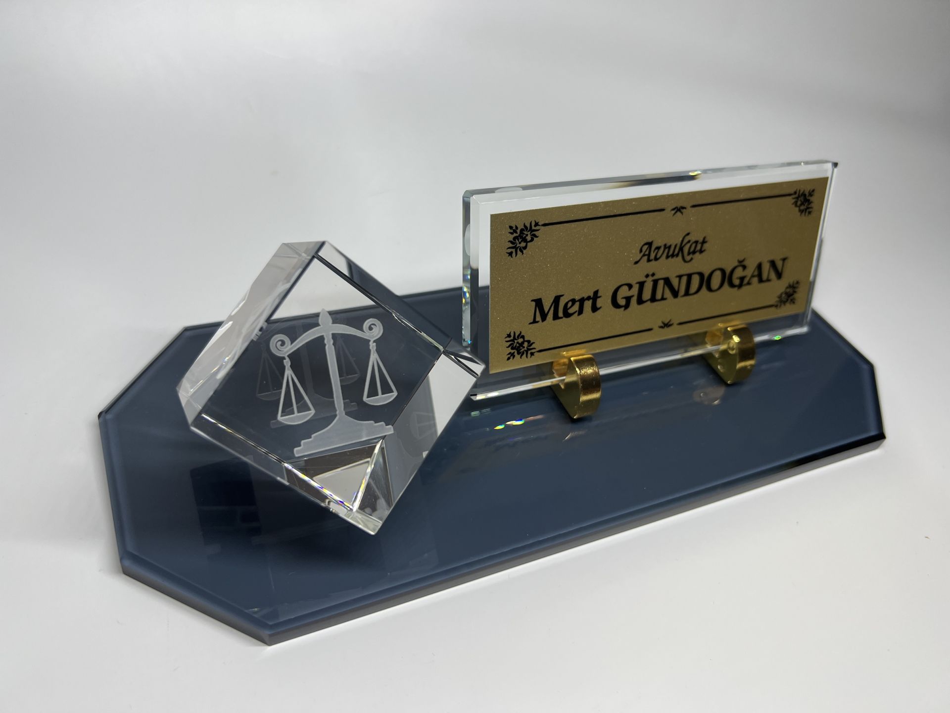 Avukat Savcı Hakimlere Özgü Küp Patlatma Logo ve Füme Cam Masa İsimlik Siyah Zemin Altın Zemin Siyah Yazılı