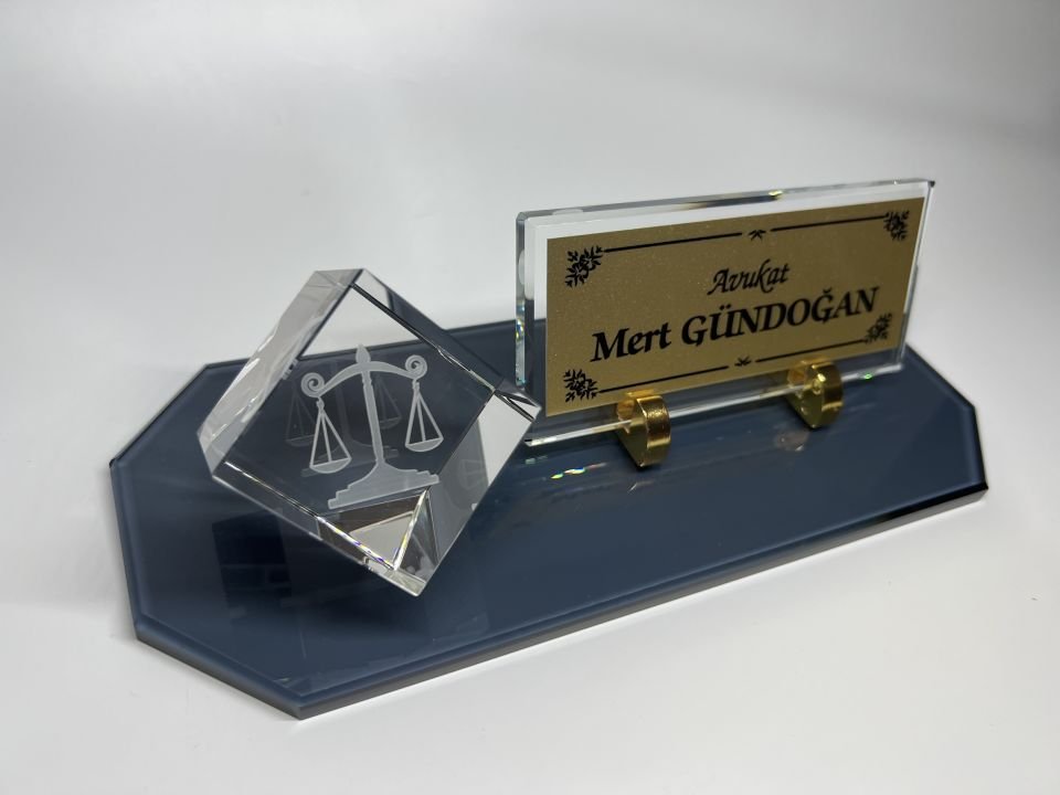 Avukat Savcı Hakimlere Özgü Küp Patlatma Logo ve Füme Cam Masa İsimlik Siyah Zemin Altın Zemin Siyah Yazılı