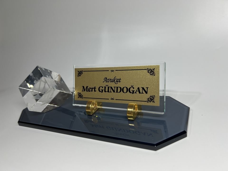 Avukat Savcı Hakimlere Özgü Küp Patlatma Logo ve Füme Cam Masa İsimlik Siyah Zemin Altın Zemin Siyah Yazılı