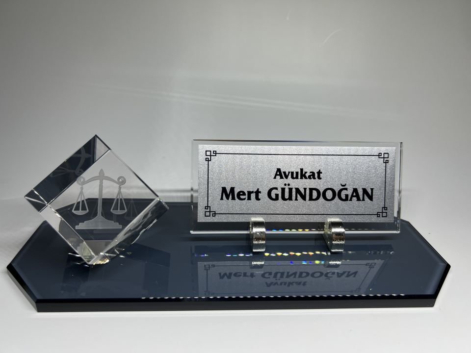 Avukat Savcı Hakimlere Özgü Küp Patlatma Logo ve Füme Cam Masa İsimlik Siyah Zemin Gümüş Zemin Siyah Yazı
