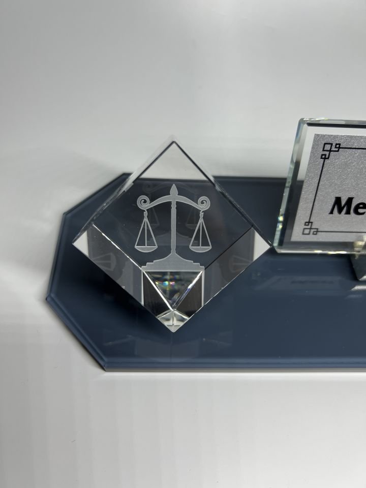 Avukat Savcı Hakimlere Özgü Küp Patlatma Logo ve Füme Cam Masa İsimlik Siyah Zemin Gümüş Zemin Siyah Yazı