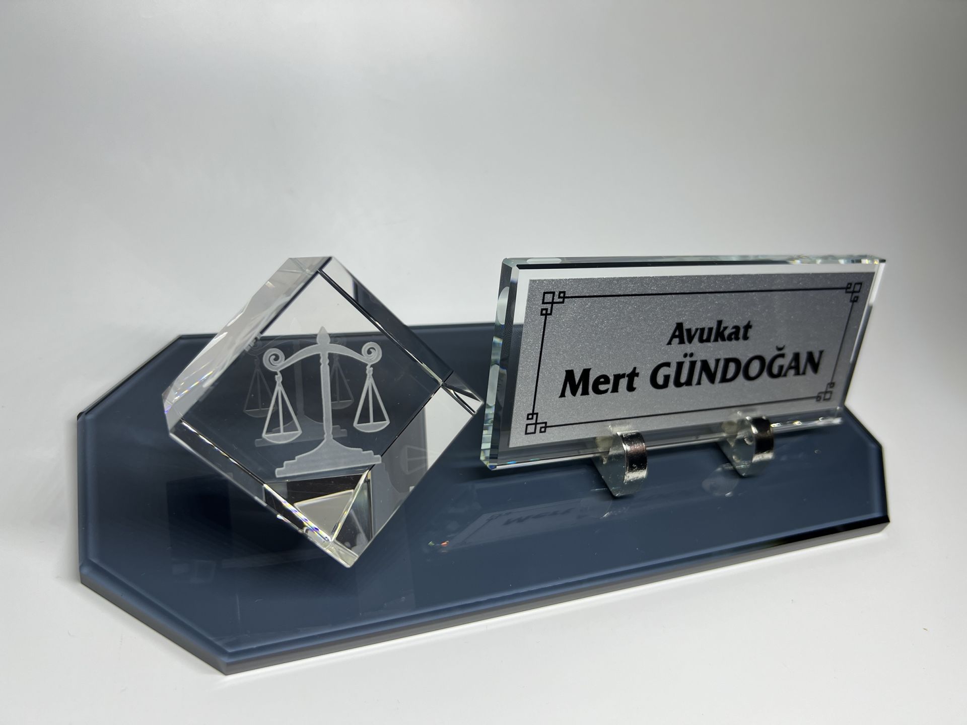 Avukat Savcı Hakimlere Özgü Küp Patlatma Logo ve Füme Cam Masa İsimlik Siyah Zemin Gümüş Zemin Siyah Yazı
