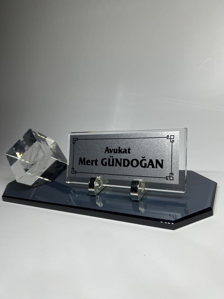 Avukat Savcı Hakimlere Özgü Küp Patlatma Logo ve Füme Cam Masa İsimlik Siyah Zemin Gümüş Zemin Siyah Yazı