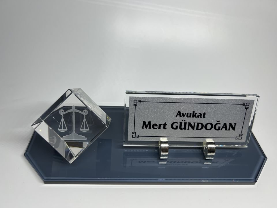 Avukat Savcı Hakimlere Özgü Küp Patlatma Logo ve Füme Cam Masa İsimlik Siyah Zemin Gümüş Zemin Siyah Yazı