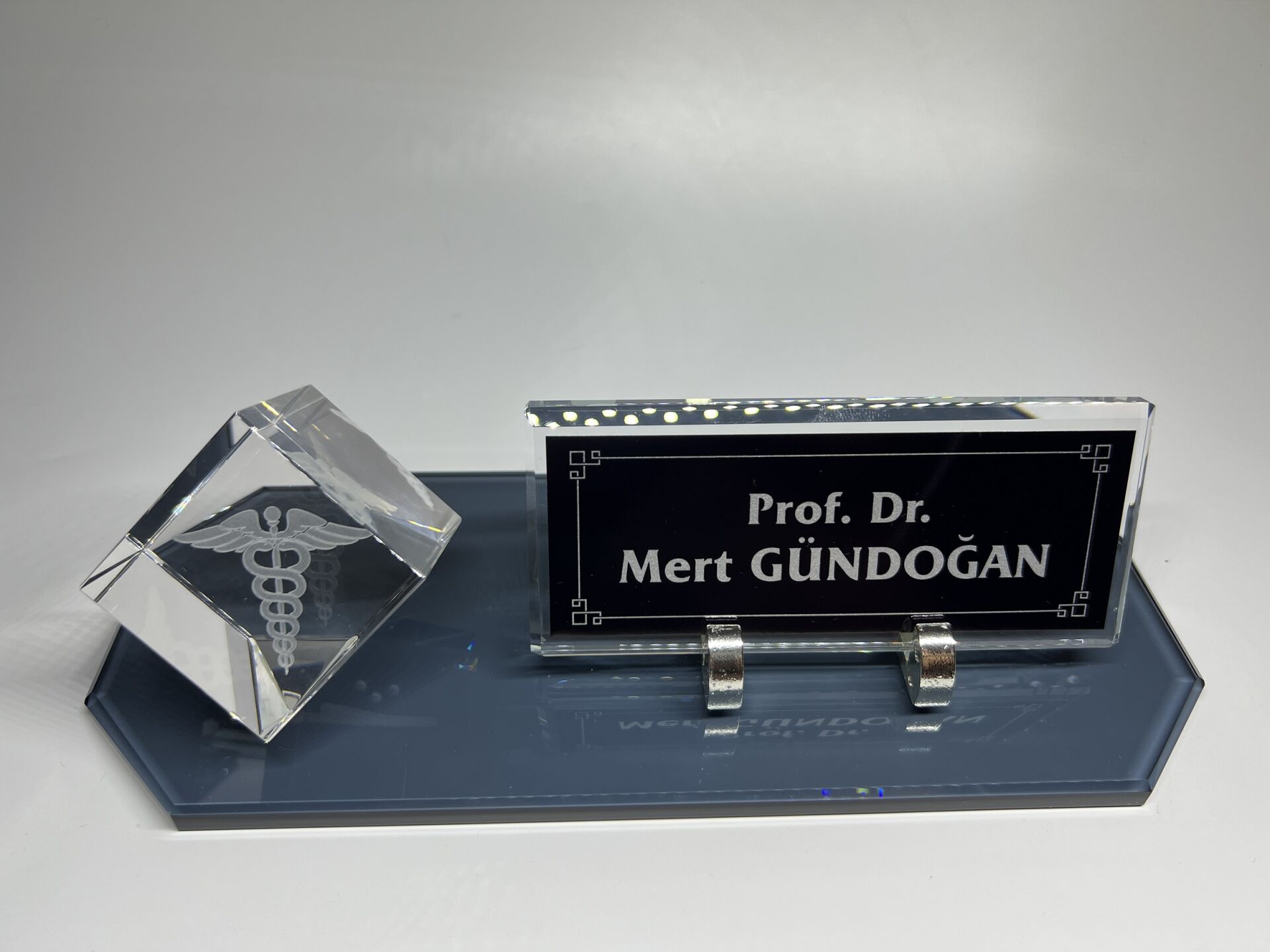 Füme Cam Masa İsimliği Küp Patlatma Doktorlara Eczacı Logolu Siyah Zemin Gümüş Yazılı