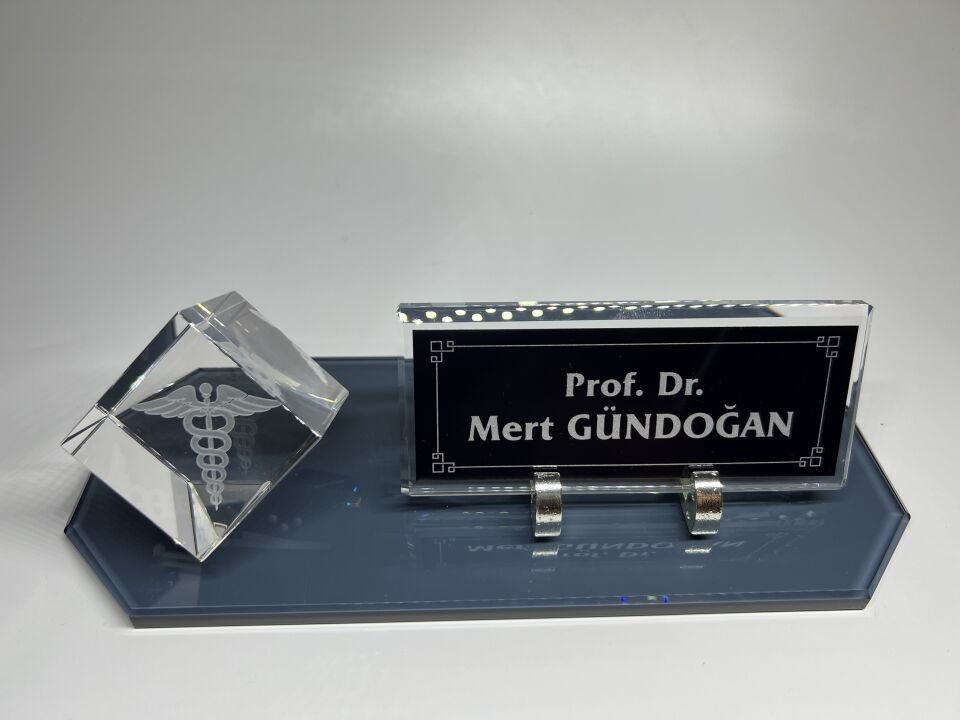 Füme Cam Masa İsimliği Küp Patlatma Doktorlara Eczacı Logolu Siyah Zemin Gümüş Yazılı