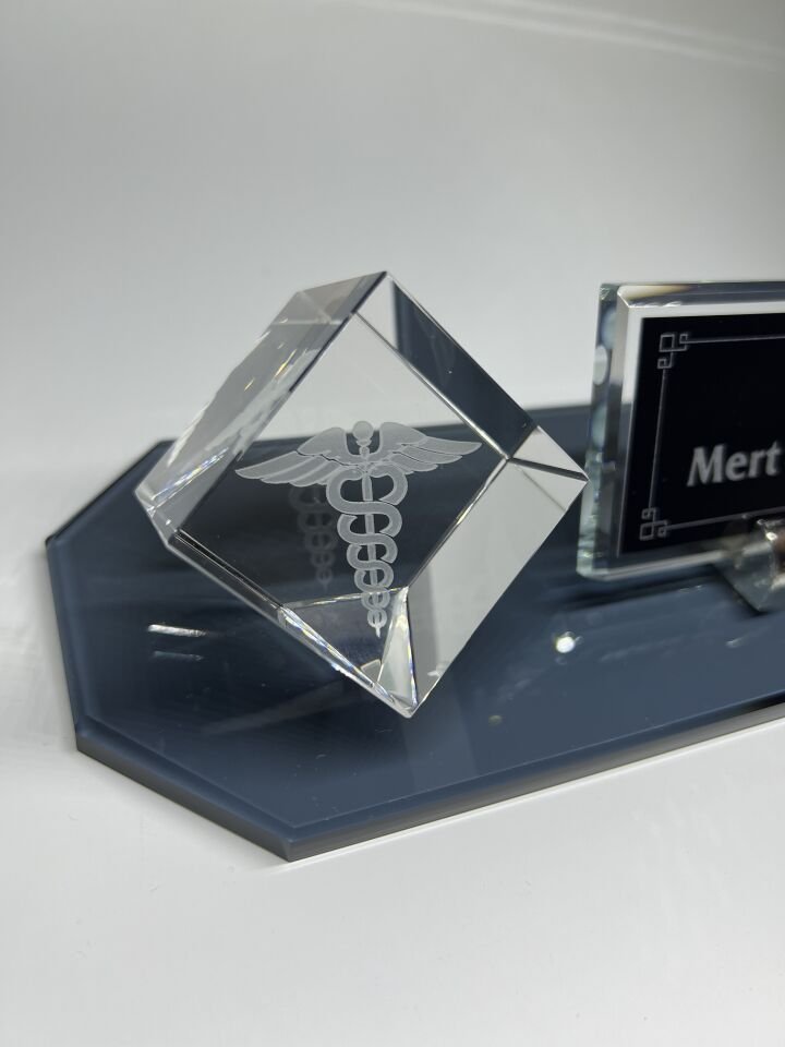 Füme Cam Masa İsimliği Küp Patlatma Doktorlara Eczacı Logolu Siyah Zemin Gümüş Yazılı