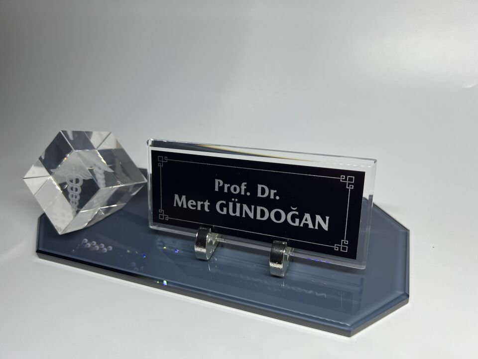 Füme Cam Masa İsimliği Küp Patlatma Doktorlara Eczacı Logolu Siyah Zemin Gümüş Yazılı