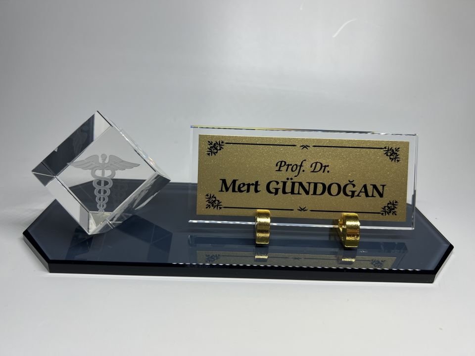 Füme Cam Masa İsimliği Küp Patlatma Doktorlara Eczacı Logolu Altın Zemin Siyah Yazılı