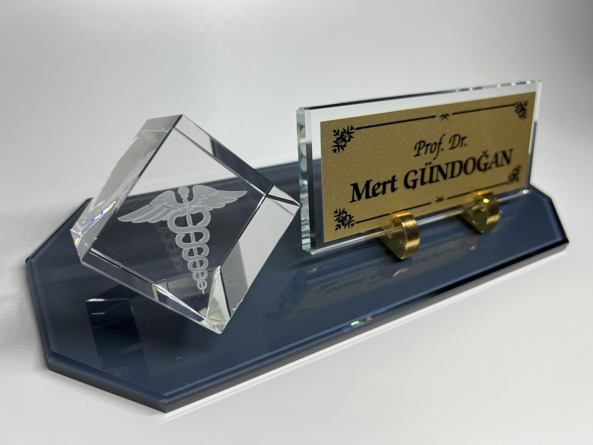 Füme Cam Masa İsimliği Küp Patlatma Doktorlara Eczacı Logolu Altın Zemin Siyah Yazılı