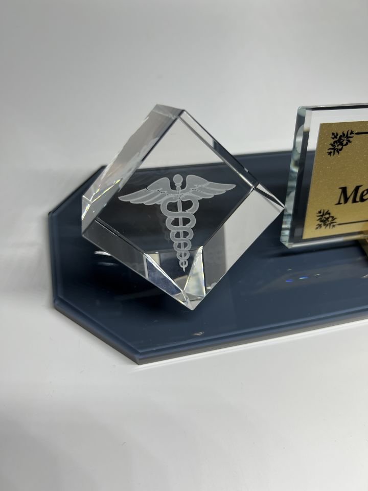 Füme Cam Masa İsimliği Küp Patlatma Doktorlara Eczacı Logolu Altın Zemin Siyah Yazılı