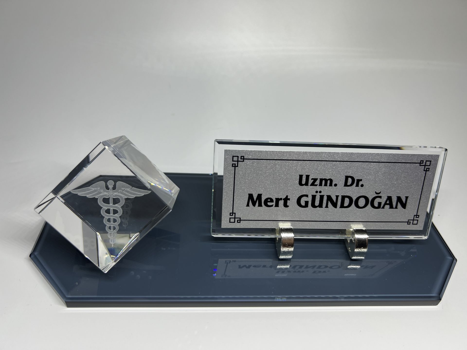 Füme Cam Masa İsimliği Küp Patlatma Doktorlara Eczacı Logolu Gümüş Zemin Siyah Yazı