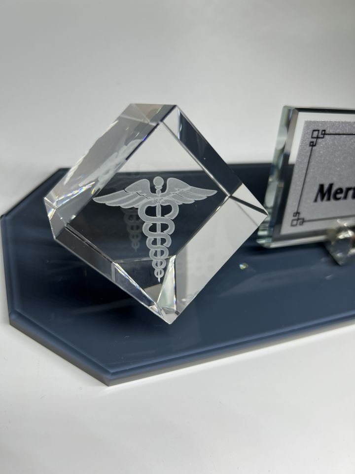 Füme Cam Masa İsimliği Küp Patlatma Doktorlara Eczacı Logolu Gümüş Zemin Siyah Yazı